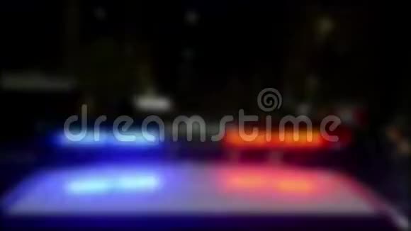 闪烁模糊的消防员应急灯手电筒紧急救援车辆夜间有闪烁的蓝灯和信号视频的预览图