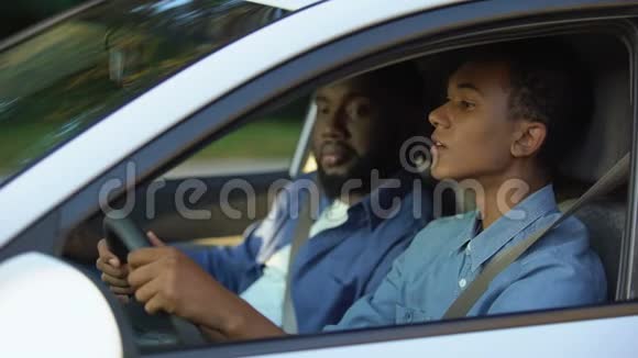 男考官支持年轻的汽车司机驾驶考试父亲帮助儿子视频的预览图