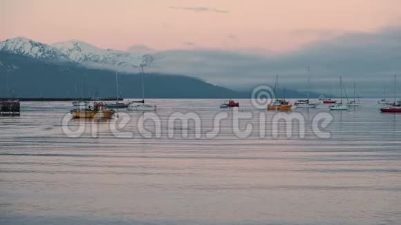 日落时在平静的海面上停泊渔船视频的预览图
