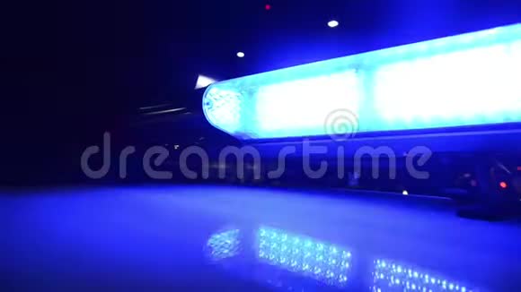 闪烁模糊的消防员应急灯手电筒紧急救援车辆夜间有闪烁的蓝灯和信号视频的预览图