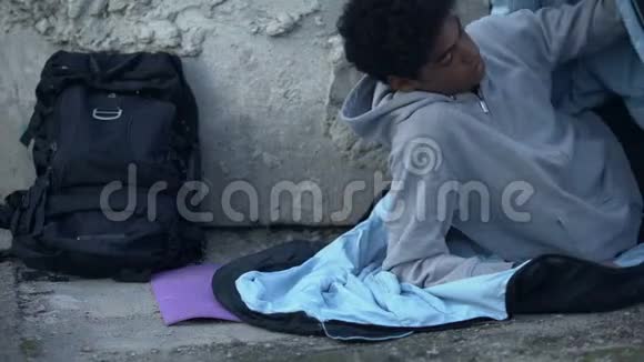 年轻的男性扎起睡袋在街上睡着跑回家危机视频的预览图