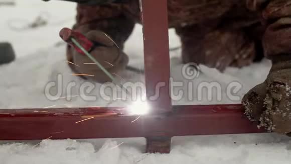 电极焊接一种金属结构冬天男人的手在焊接金属框架视频的预览图
