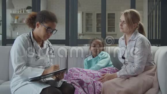 家庭医生给生病的孩子开药视频的预览图