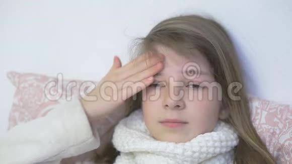 一个感冒的十几岁女孩躺在床上头痛得厉害视频的预览图