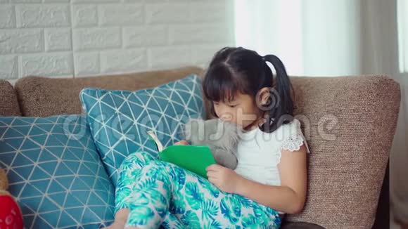 可爱的女孩教熊娃娃读书视频的预览图
