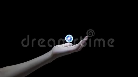 女人屏幕中间有闪电球的手4k镜头黑色背景特效视频的预览图