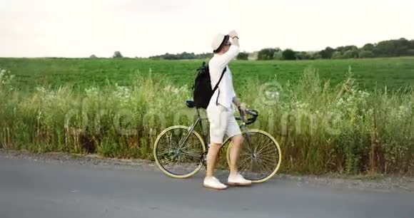 在野外骑自行车的人视频的预览图