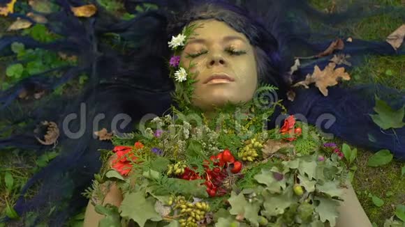 地球母亲躺在草地上哭泣污染的概念和自然的痛苦视频的预览图