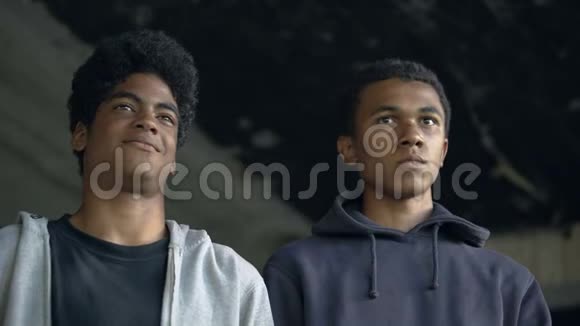 残忍的黑人青少年戴上头巾犯罪城市危险视频的预览图
