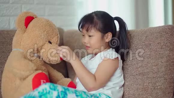 小女孩伤心地和大泰迪熊说话视频的预览图
