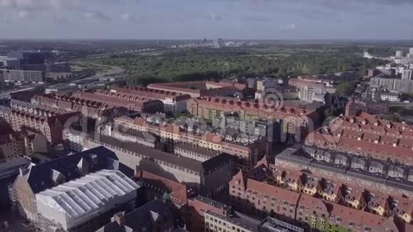 丹麦哥本哈根街道和住宅鸟瞰图视频的预览图