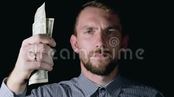 一个人把钞票揉成一团扔掉视频的预览图