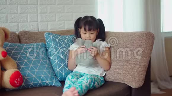 小女孩独自在家玩熊娃娃视频的预览图