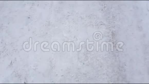 俯视图一个男人在滑滑的道路上小心翼翼地穿过雪地的自拍冬天在冰上小心驾驶视频的预览图