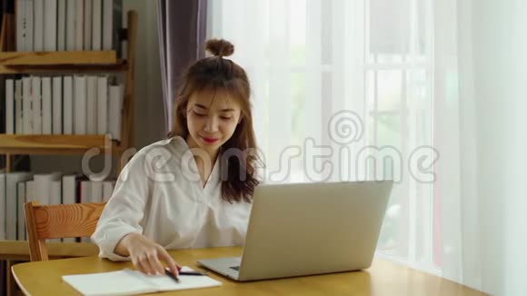年轻女子使用信用卡进行网上购物视频的预览图