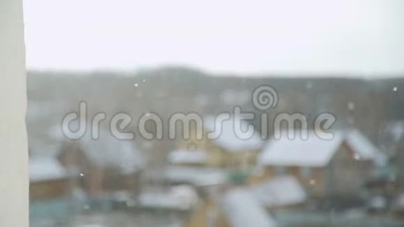 城市附近的第一场雪视频的预览图
