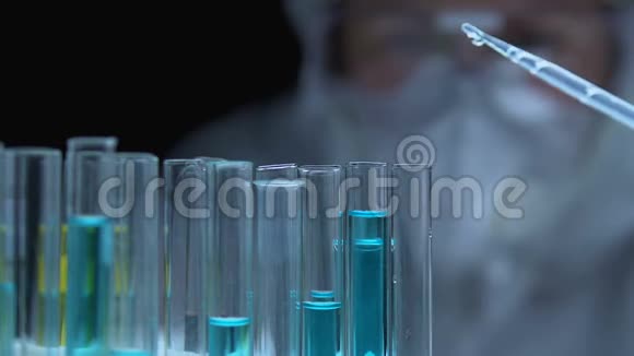 化学液体滴入管内的研究分析物质性质视频的预览图