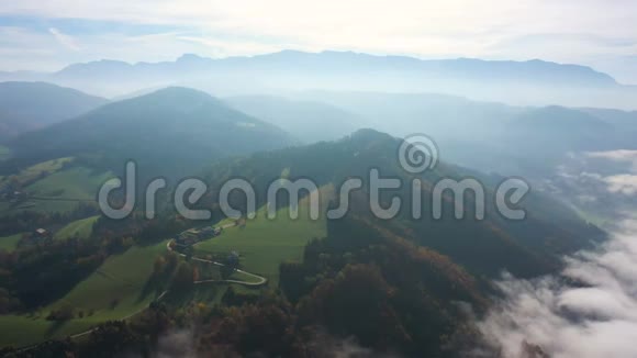 Salzkammergut宽谷的空中景色视频的预览图