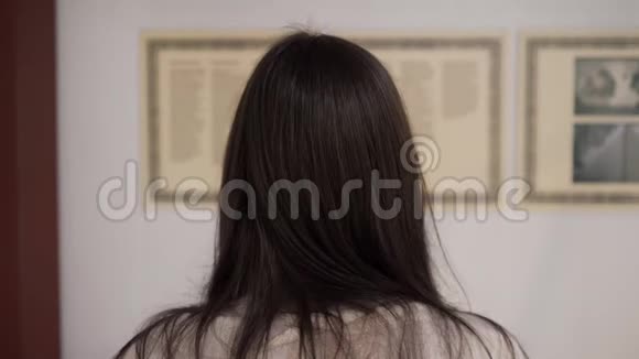 女士站在国家美术馆阅读信息视频的预览图