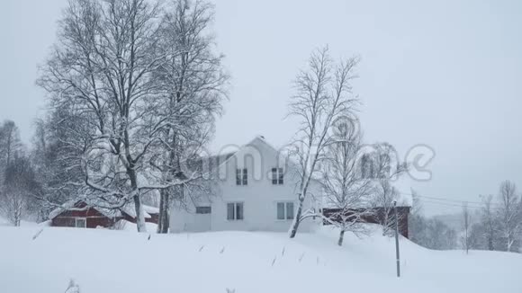 挪威乡村大雪期间的叠世木屋视频的预览图