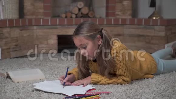 一个可爱的白种人女孩的特写在柔软的地毯上着色漂亮的年轻女士周末休息视频的预览图