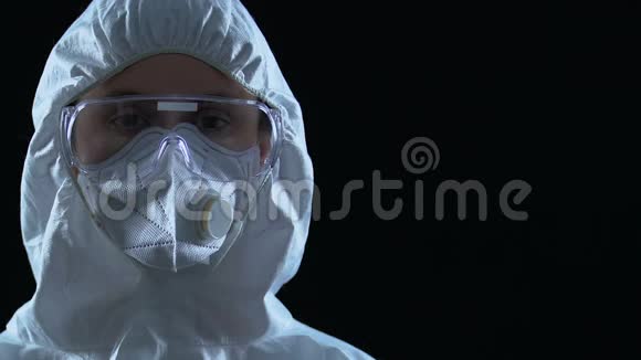 黑背景眼镜和呼吸器的科学家生物危害视频的预览图