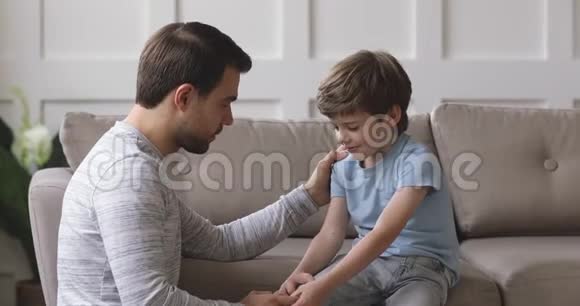 照顾单身父亲在家安慰儿子视频的预览图
