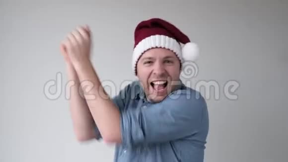 圣诞快乐的人戴着圣诞帽跳舞在圣诞快乐的日子里表达情感视频的预览图
