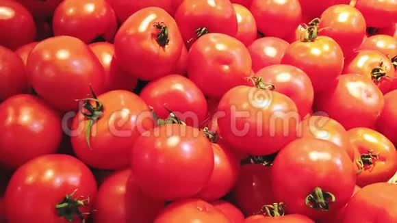 当地蔬菜店里的一个番茄展示台视频的预览图