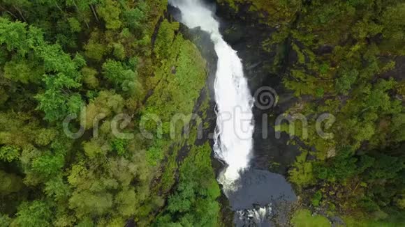 挪威卑尔根瀑布鸟瞰图视频的预览图