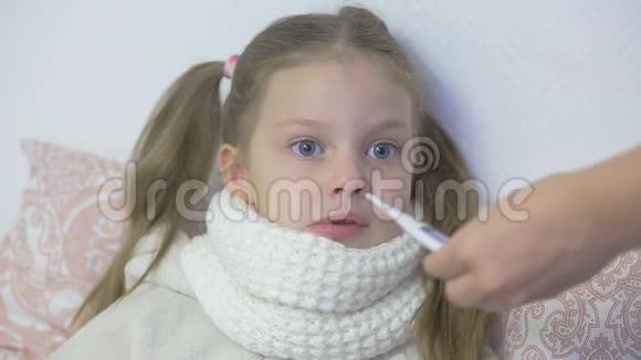 一个生病的小女孩测量体温照顾孩子感冒和病毒性疾病视频的预览图