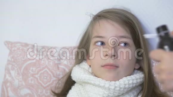一个生病的少女接受了咳嗽药儿童护理感冒和病毒性疾病视频的预览图