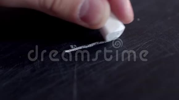 用粉笔书写单词动机特写用粉笔在黑板上写下动机这个词视频的预览图