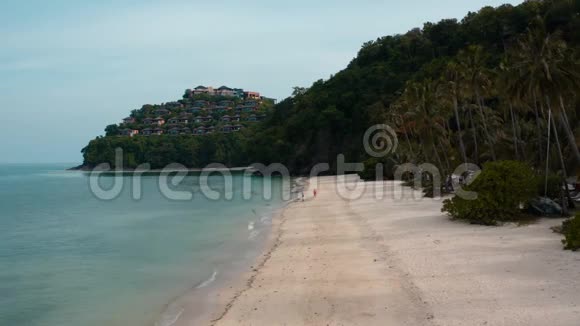 泰国普吉岛海滩和游艇鸟瞰图视频的预览图