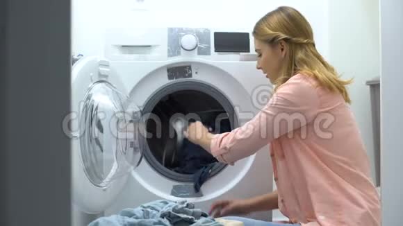 管家从洗衣机里拿出衣服对洗衣很满意视频的预览图
