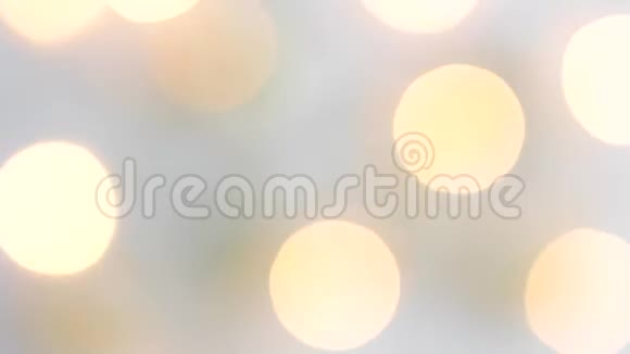 圣诞节金色装饰在白色背景和花环闪烁的灯光在运动模糊从上面看已修复视频的预览图