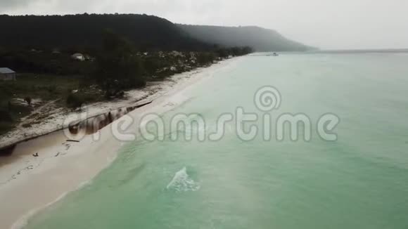 柬埔寨KohRong岛和海滩鸟瞰图视频的预览图