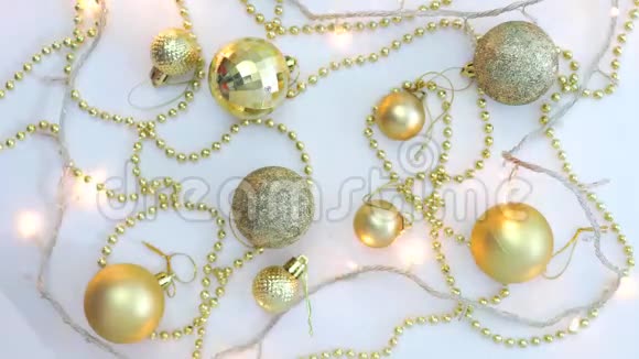 白色背景上的圣诞金色装饰和模糊灯光闪烁的花环从上面看已修复视频的预览图