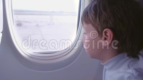 飞机起飞时男孩望着窗外侧视视频的预览图