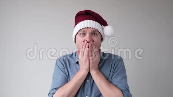 戴着圣诞帽的白种人焦虑不安视频的预览图