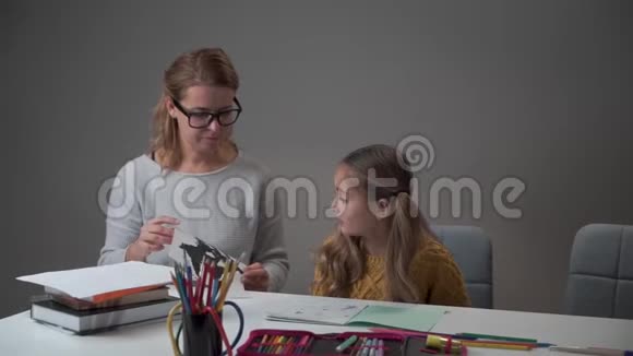 女性高加索心理学家向小女孩展示罗夏测试卡可爱的孩子通过测试视频的预览图