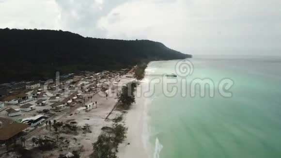 柬埔寨KohRong岛和海滩鸟瞰图视频的预览图
