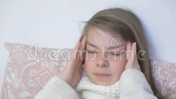 一个感冒的十几岁女孩躺在床上头痛得厉害视频的预览图