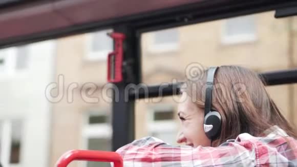 女孩坐旅游巴士视频的预览图