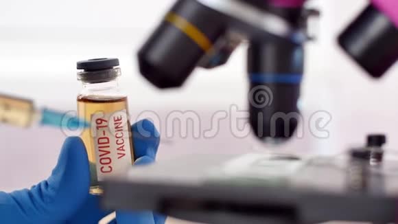 医生或分娩者用covid疫苗和显微镜留置管视频的预览图