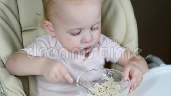 小女孩不准确地用勺子吃粥视频的预览图