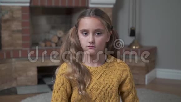 一个穿着芥末毛衣的悲伤白种人女孩的特写脸交叉双手在胸前摇头儿童视频的预览图