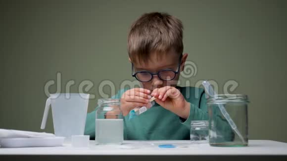 做实验的小科学家教育观念在实验室做化学研究的孩子危险实验视频的预览图
