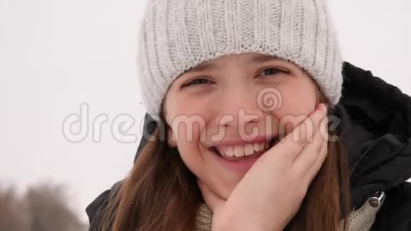 幸福的女孩笑着洁白的牙齿美丽的少年女孩笑了好心情特写视频的预览图