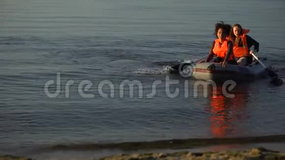 穿着救生衣的女人在船上划艇在岸上摔倒被沉船吓坏了视频的预览图
